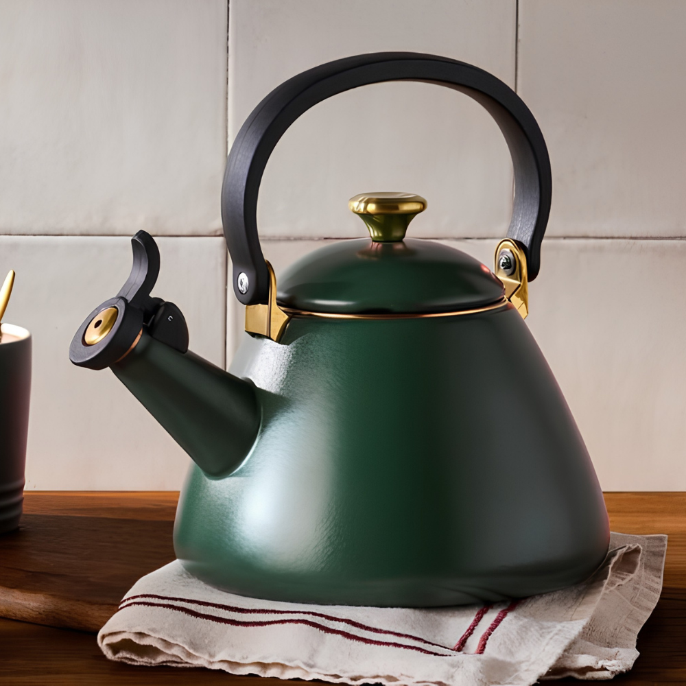 Le Creuset Kone Kettle 1.6L in Forêt