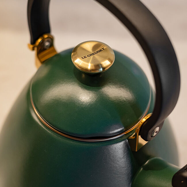 Le Creuset Kone Kettle 1.6L in Forêt
